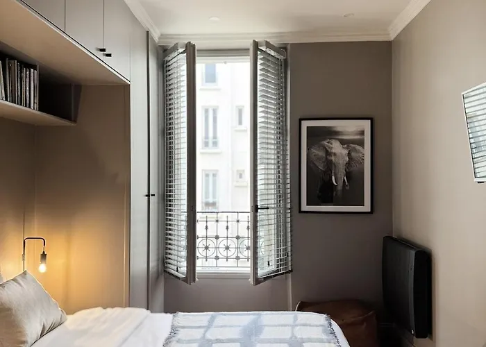 Romantic Montmartre - Bright -
